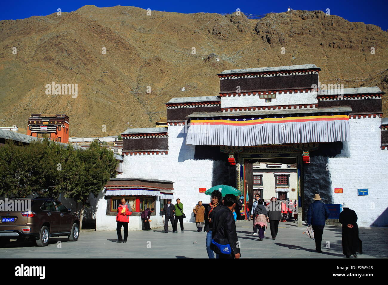 SHIGATSE, nel Tibet, Cina-ottobre 23: tibetano devoti passano attraverso il gateway in e fuori il monastero Tashilhunpo-Gyantse-Tibet. Foto Stock