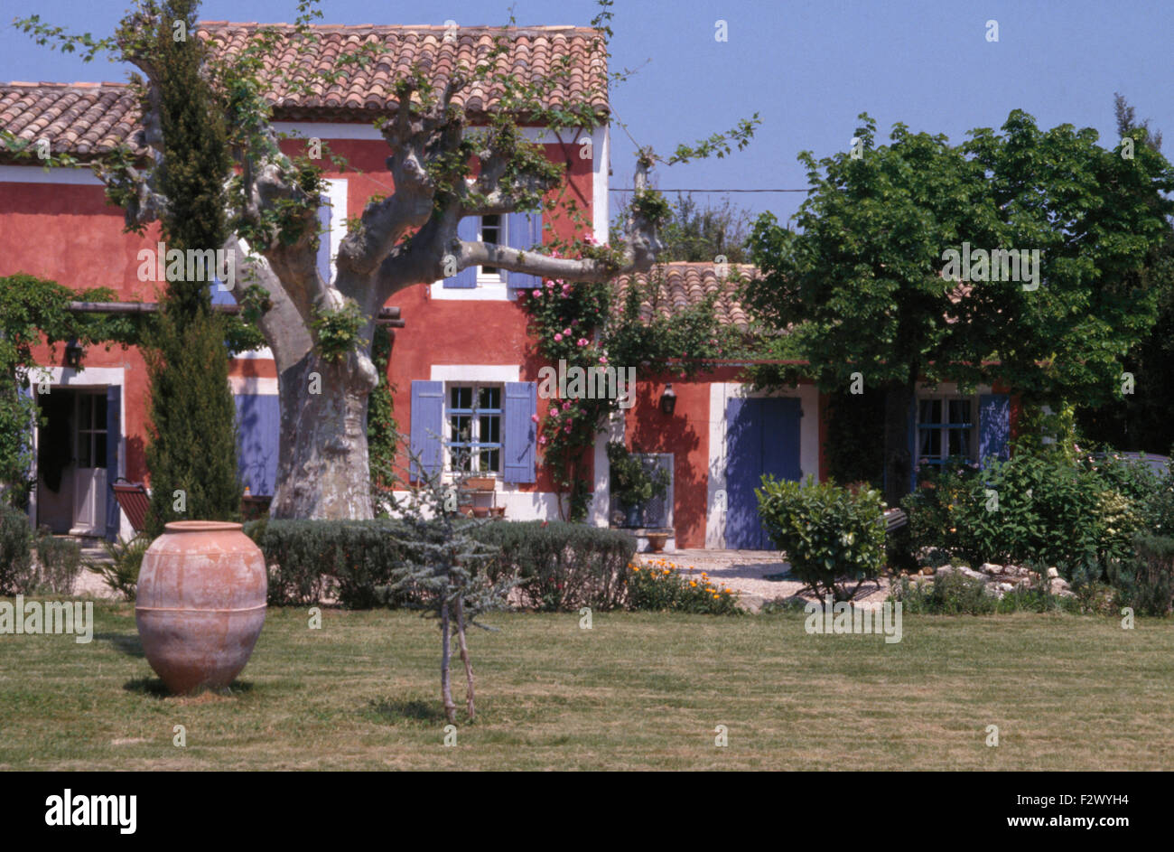 Grandi pithoi pot sulla siccità danneggiato il prato di fronte alla villa con persiane blu nel sud della Francia Foto Stock