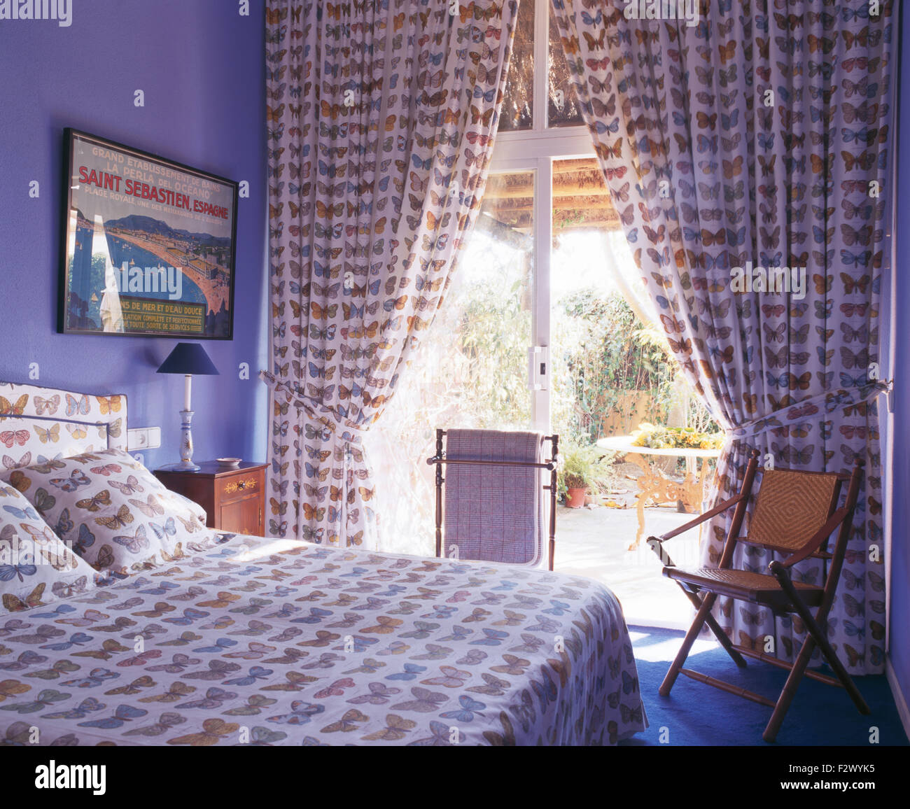 Butterfly modellato tende e copriletto in blu paese spagnolo camera da letto Foto Stock