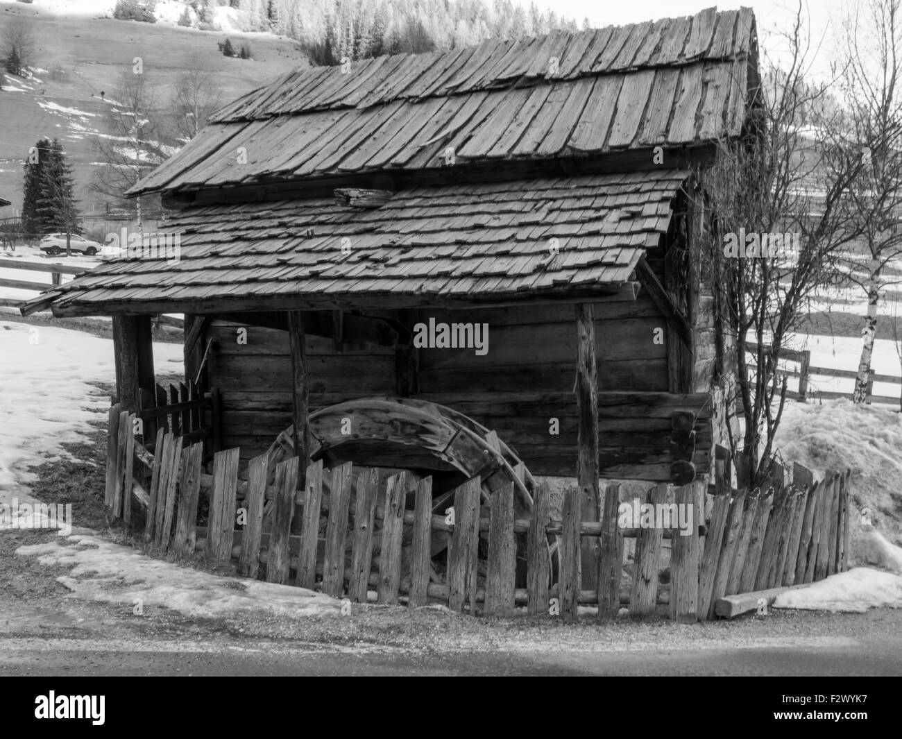 Storico abbandonato in legno antico mulino ad acqua di casa, waterwheel Foto Stock