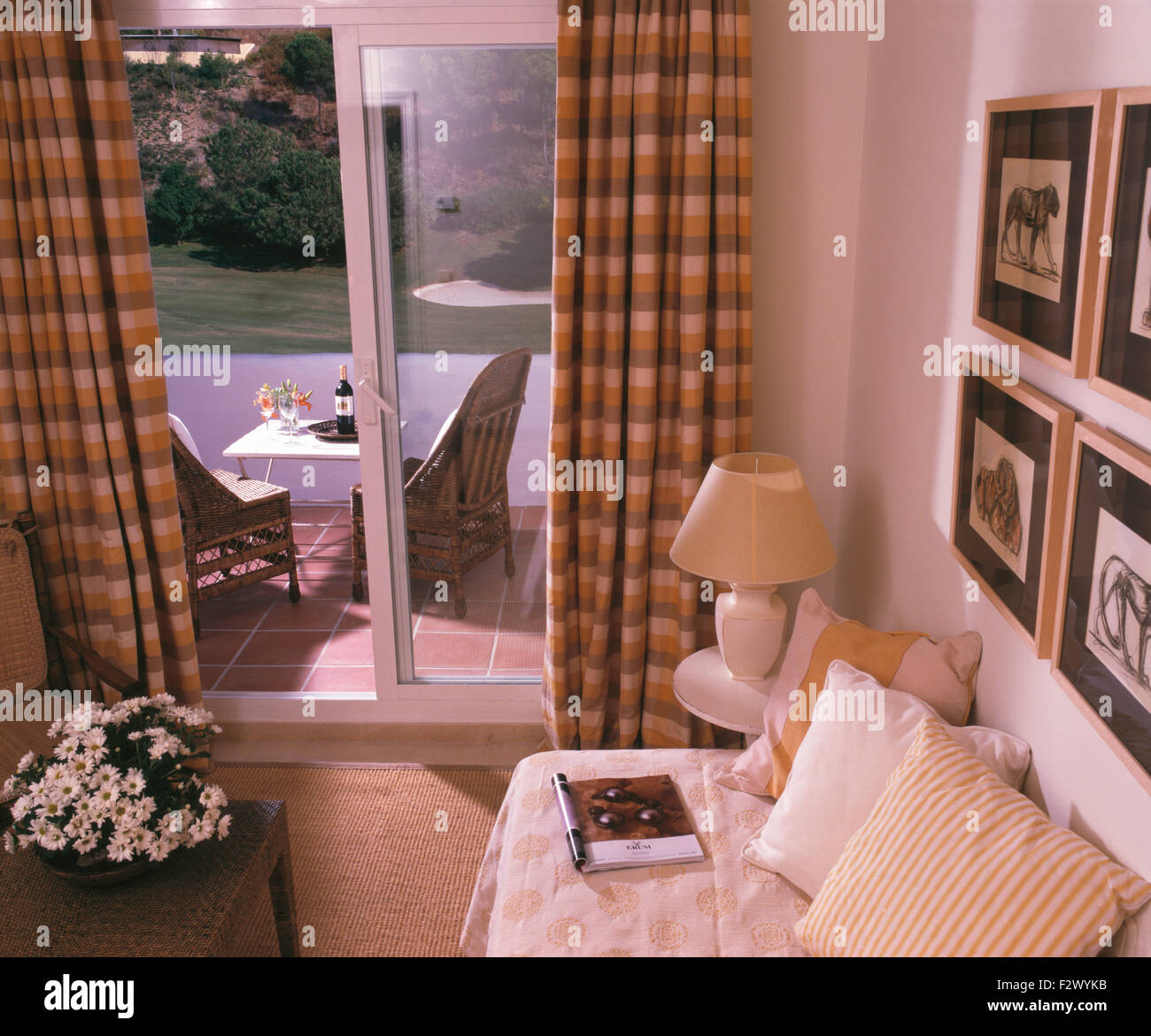 Cuscini su divano letto in spagnolo piccolo appartamento studio con porte  di vetro aperto al balcone Foto stock - Alamy