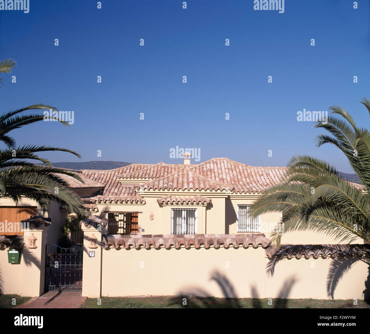 Esterno del tradizionale villa spagnola con argilla tetto di tegole Foto Stock