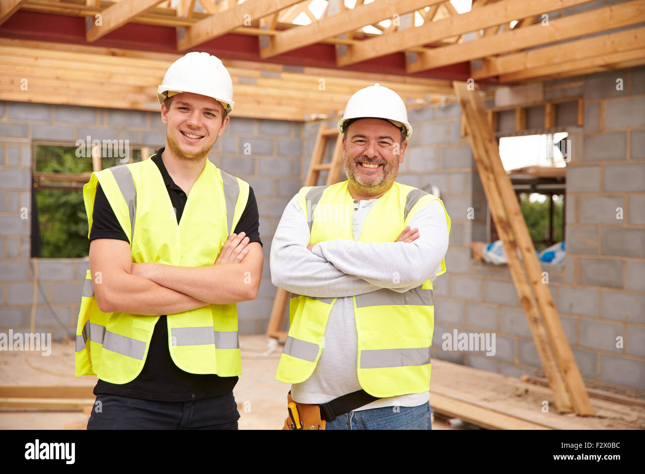 Ritratto di falegname con apprendista Lavorare sul sito Foto Stock