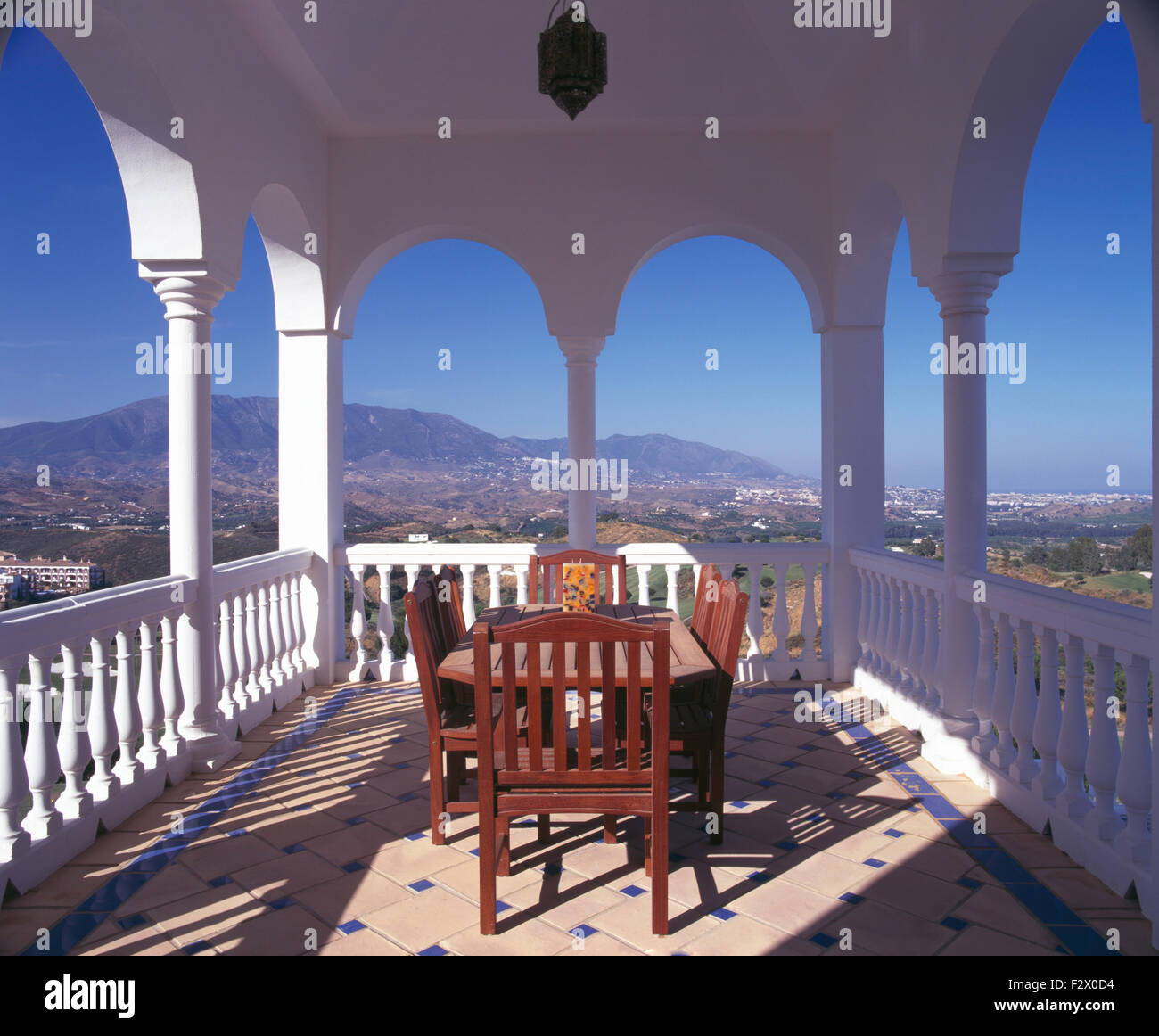 Tavolo in legno e sedie in veranda di nuova costruzione villa spagnola con vista della campagna e della costa Foto Stock