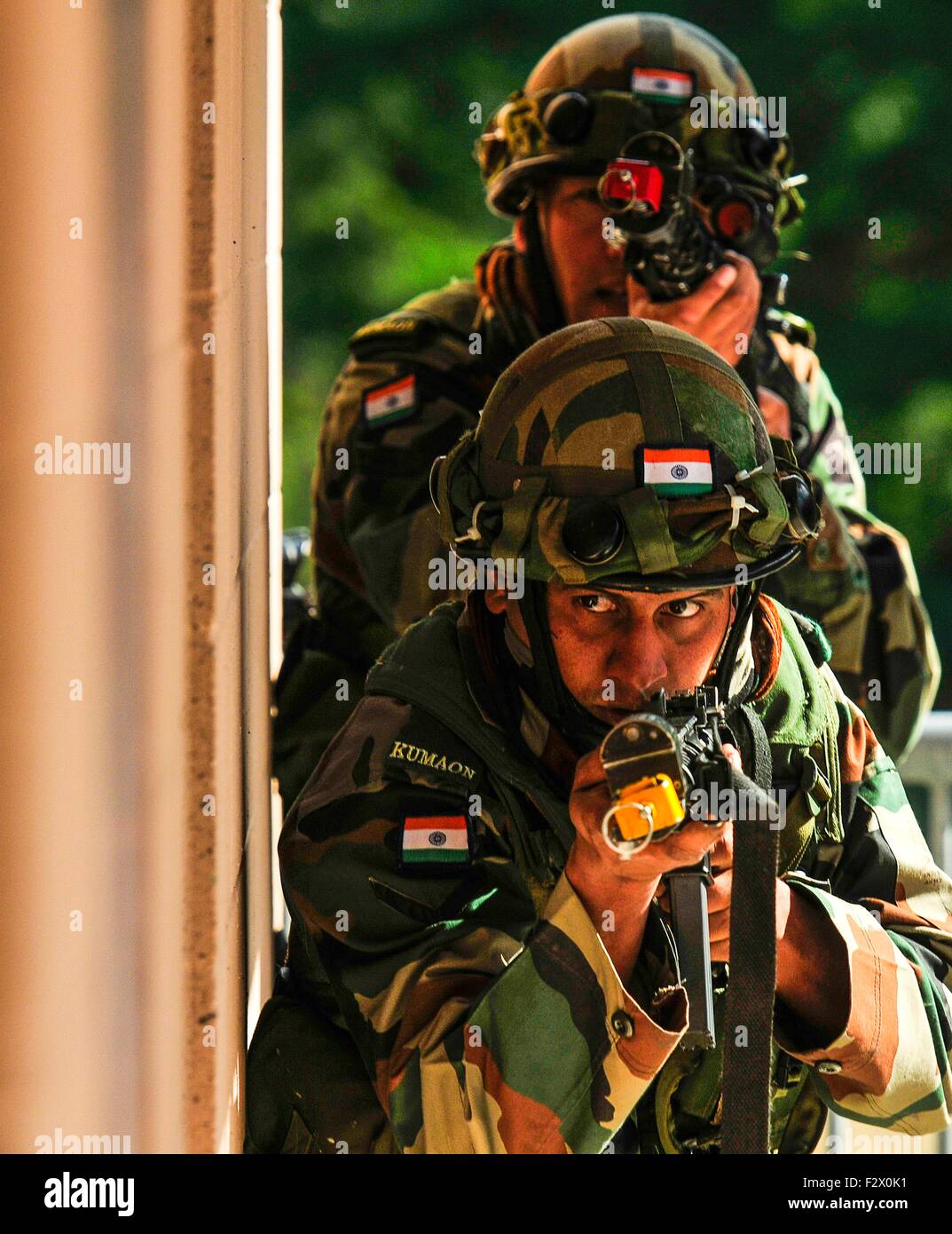 I soldati indiani dal 6° battaglione del 6° Reggimento del Kumaon durante l'esercizio Yudh Abhyas a base comune corda Lewis-McSettembre 21, 2015 a Tacoma, Washington. Foto Stock