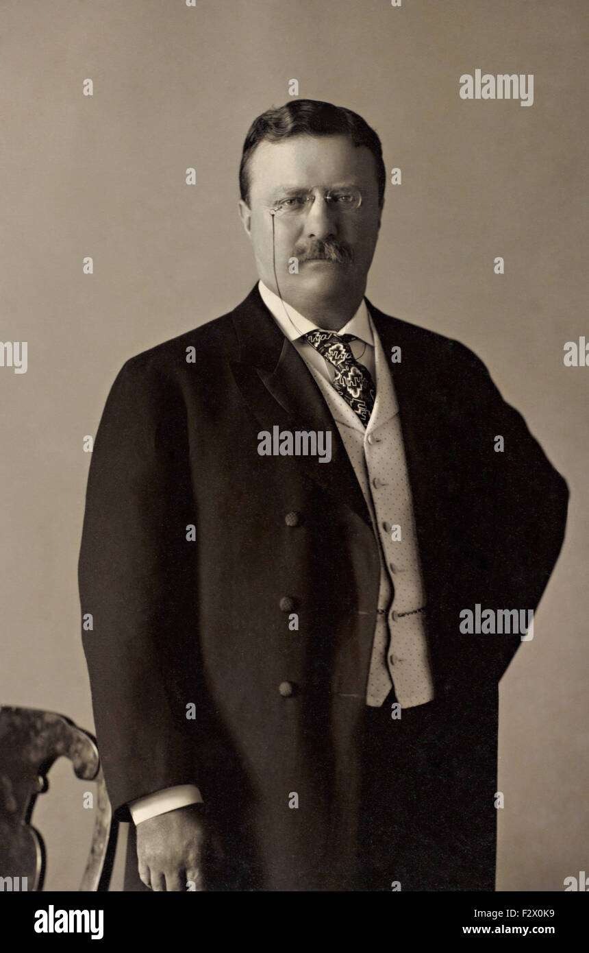 Stati Uniti Presidente Theodore Roosevelt tre quarti di lunghezza verticale rivolto verso la parte anteriore di circa 1902. Foto Stock