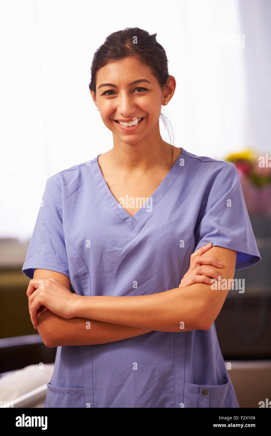 Ritratto di infermiere in ospedale indossando Scrubs Foto Stock