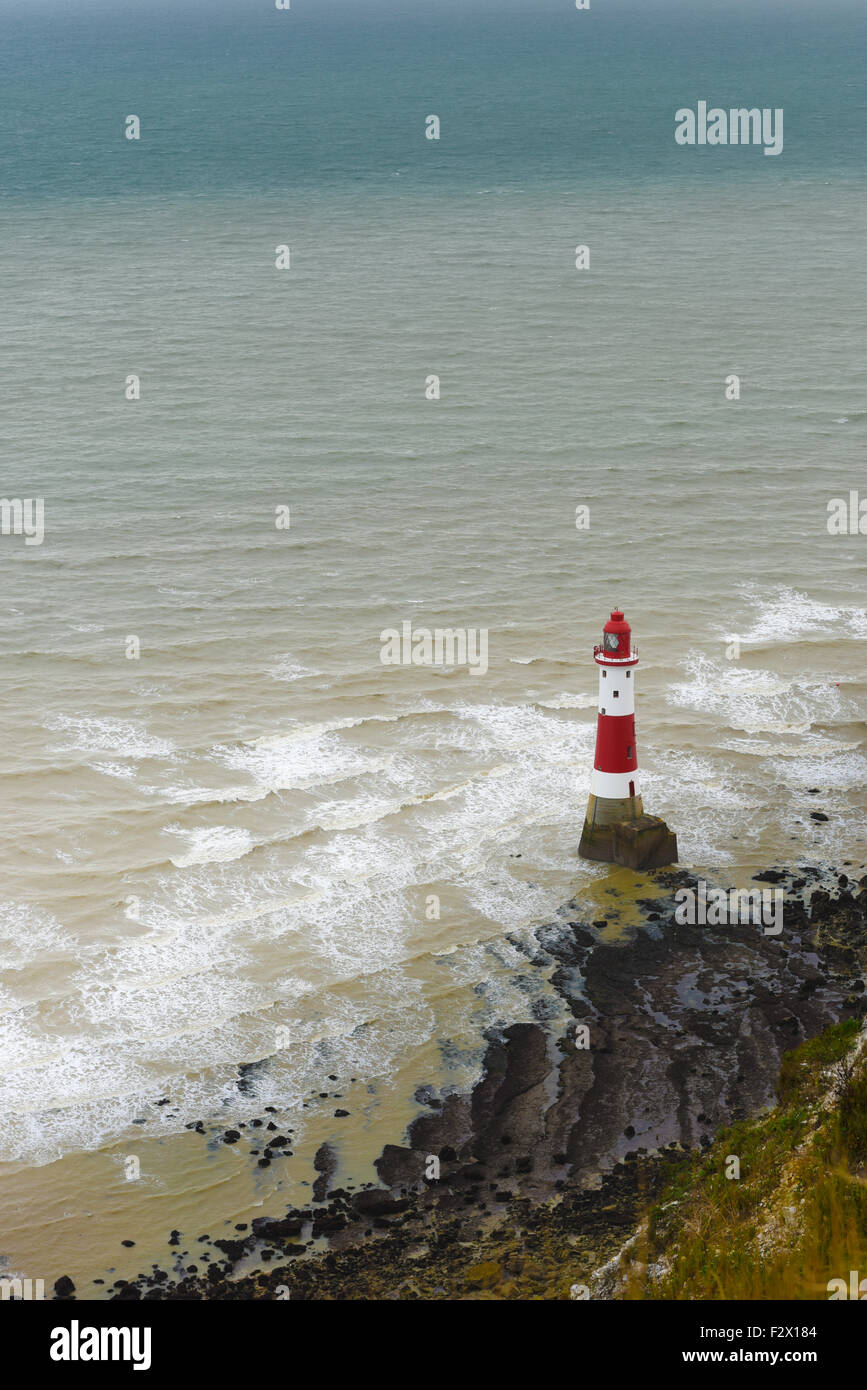 Beachy Head Lighthouse vicino a Eastbourne, vista dalla scogliera a Beachy Head nel Sussex in Inghilterra meridionale, Regno Unito Foto Stock