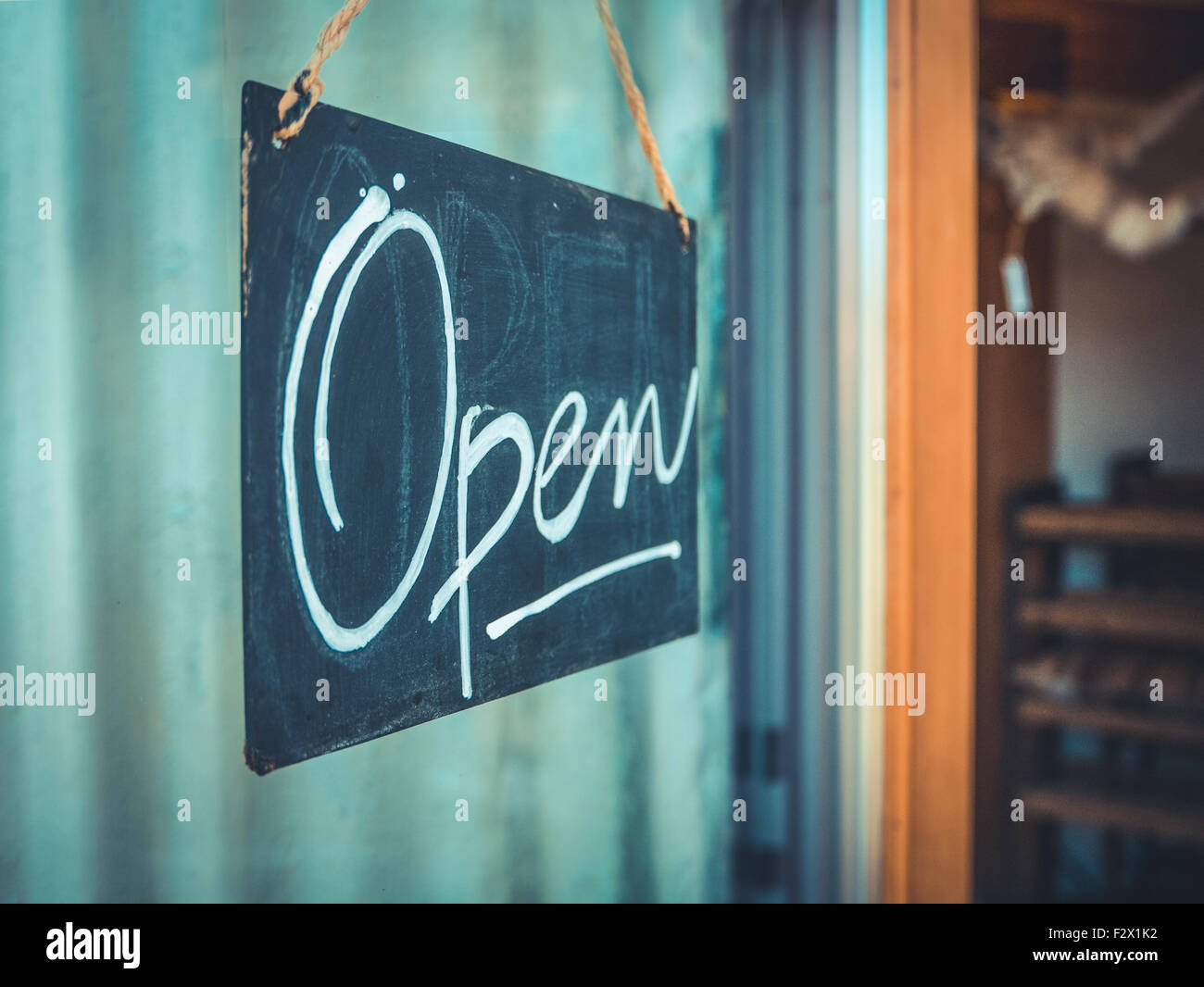 Rustico segno aperto appeso alla porta di un caffè e un negozio di articoli da regalo nel nord-ovest del Pacifico Foto Stock