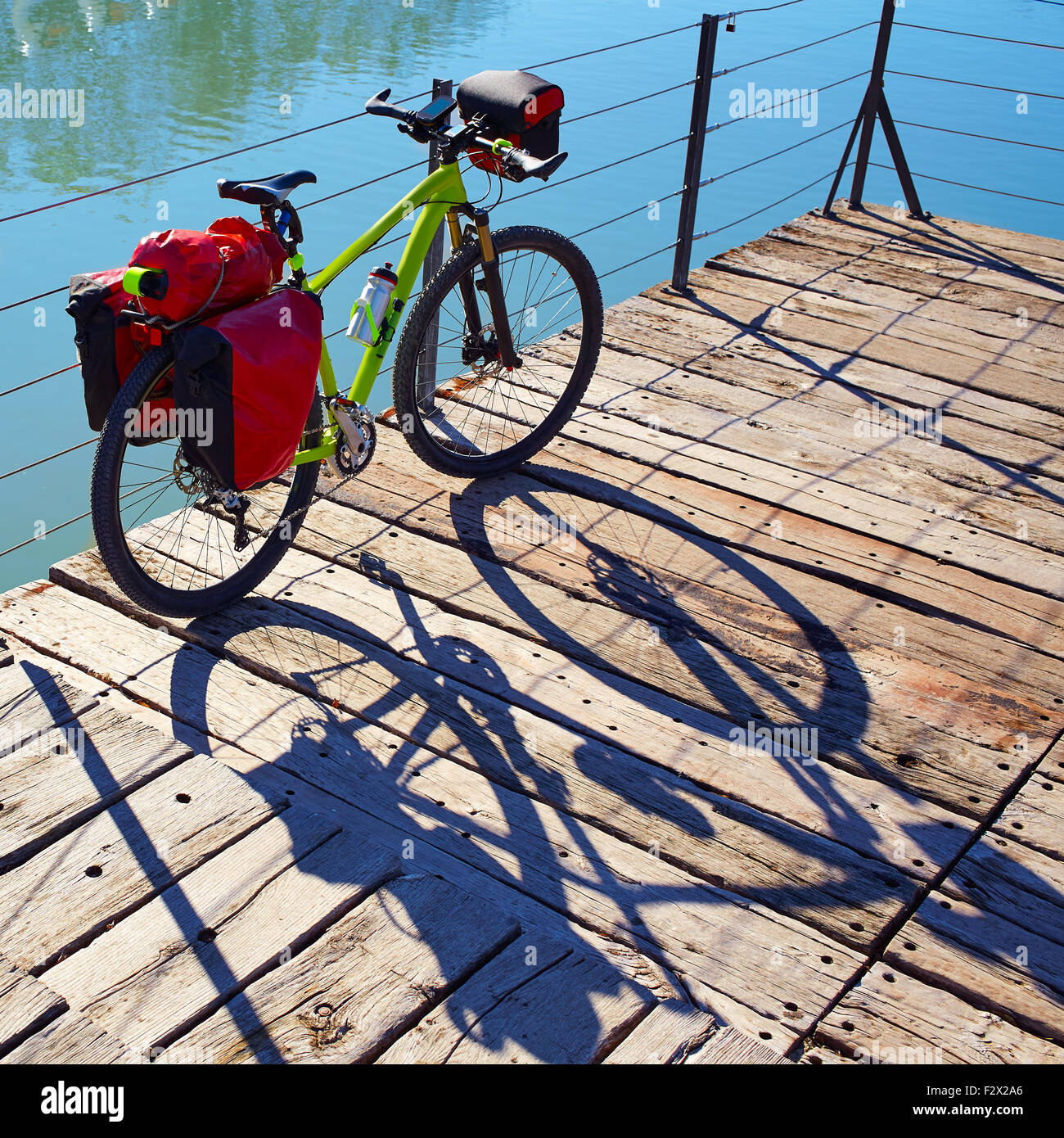 Bicicletta MTB touring bike in un parco con bauletto rack e la bisaccia Foto Stock