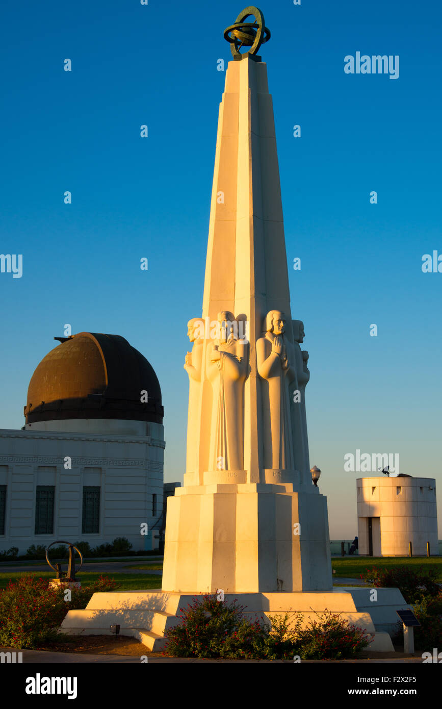 Gli astronomi un monumento di fronte all Osservatorio Griffith in Griffith Park, Los Angeles, California, Stati Uniti d'America Foto Stock