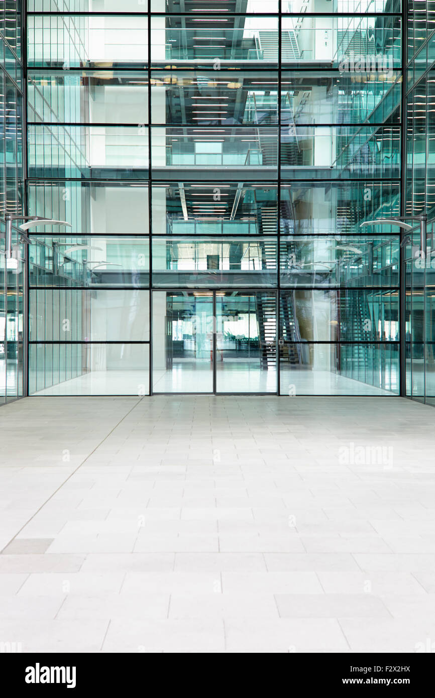 Vuoto, moderno atrium di un grande business aziendale, verticale Foto Stock