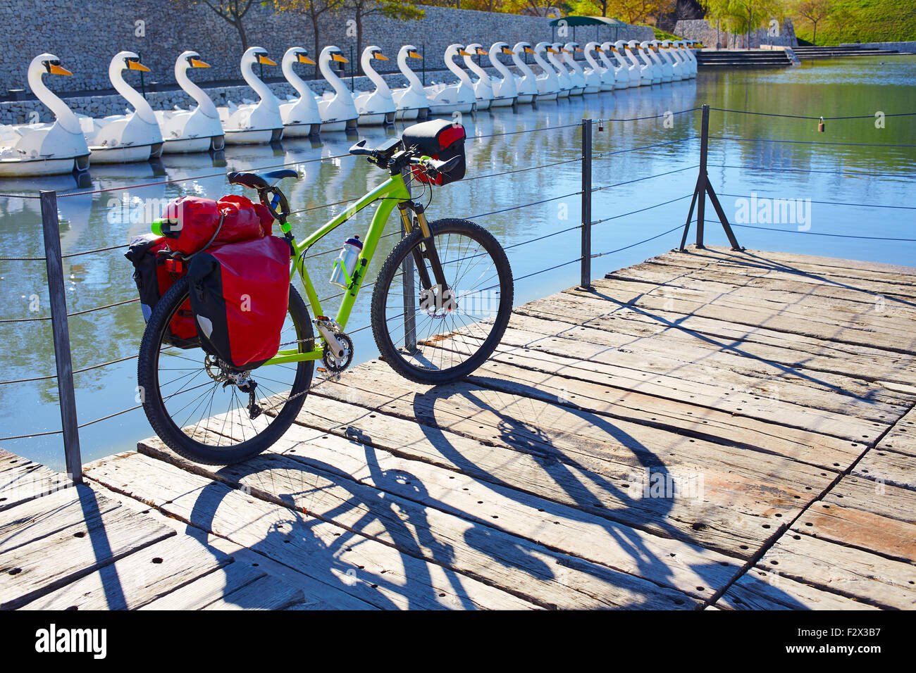 Bicicletta MTB touring bike in un parco con bauletto rack e la bisaccia Foto Stock