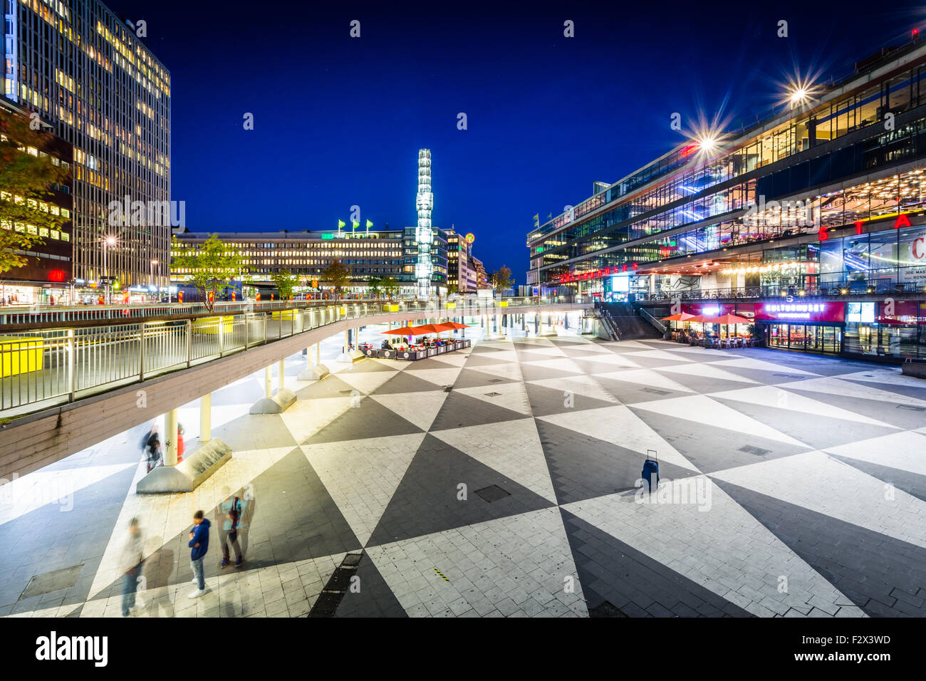 Vista di Sergels Torg di notte, in Norrmalm, Stoccolma, Svezia. Foto Stock