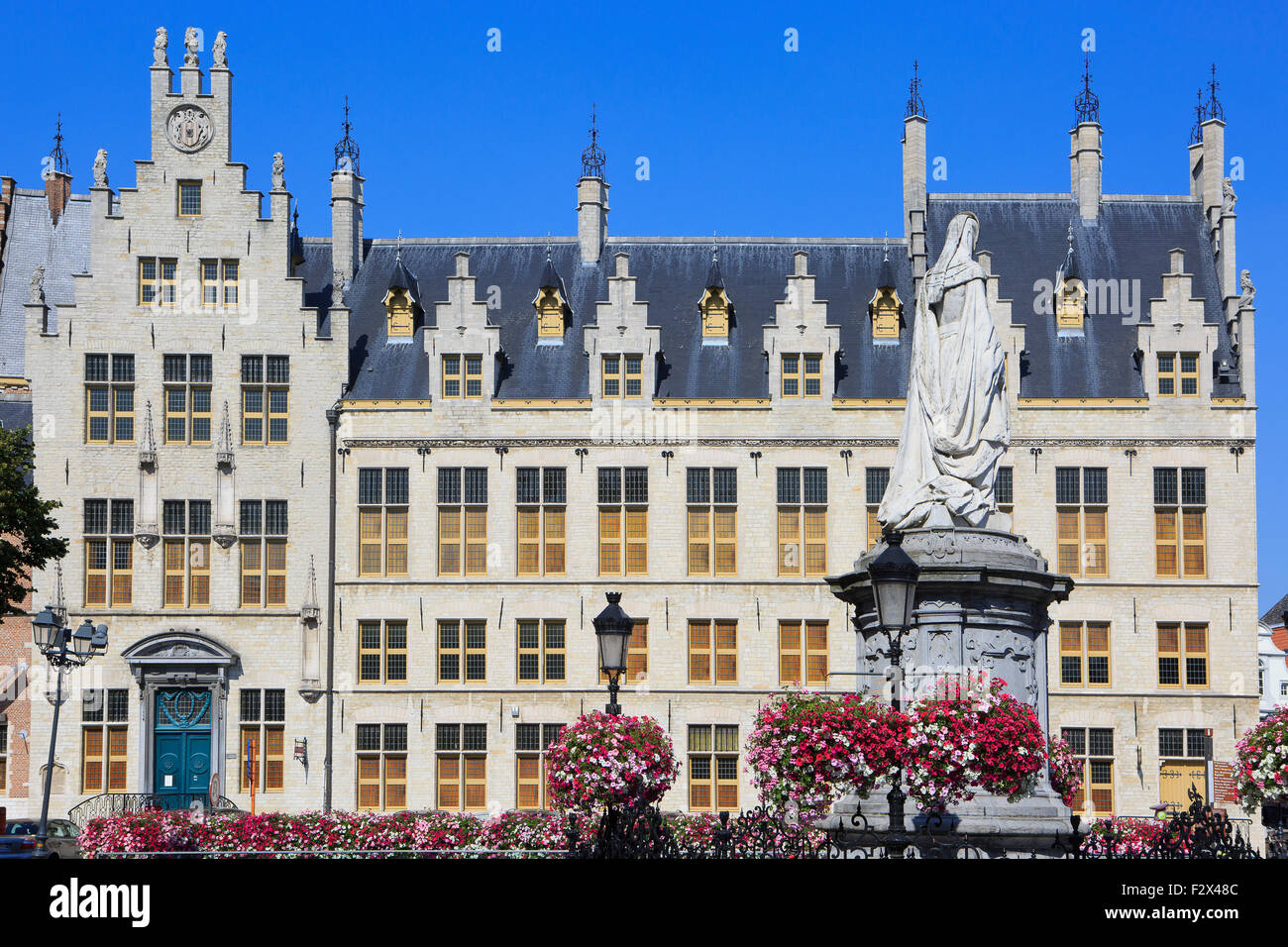 Statua di Arciduchessa Margherita d'Austria (1480-1530) al di fuori dell'Ufficio Generale delle Poste in Mechelen, Belgio Foto Stock