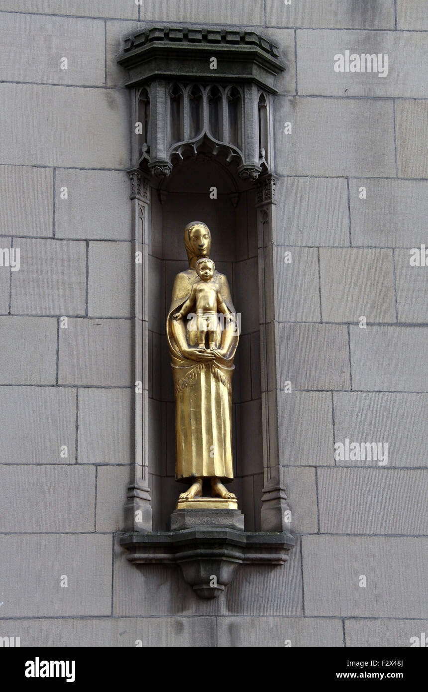 Lancashire Madonna e Bambino statua sulla parete esterna della cappella dedicata alla Vergine a Cattedrale di Manchester Foto Stock