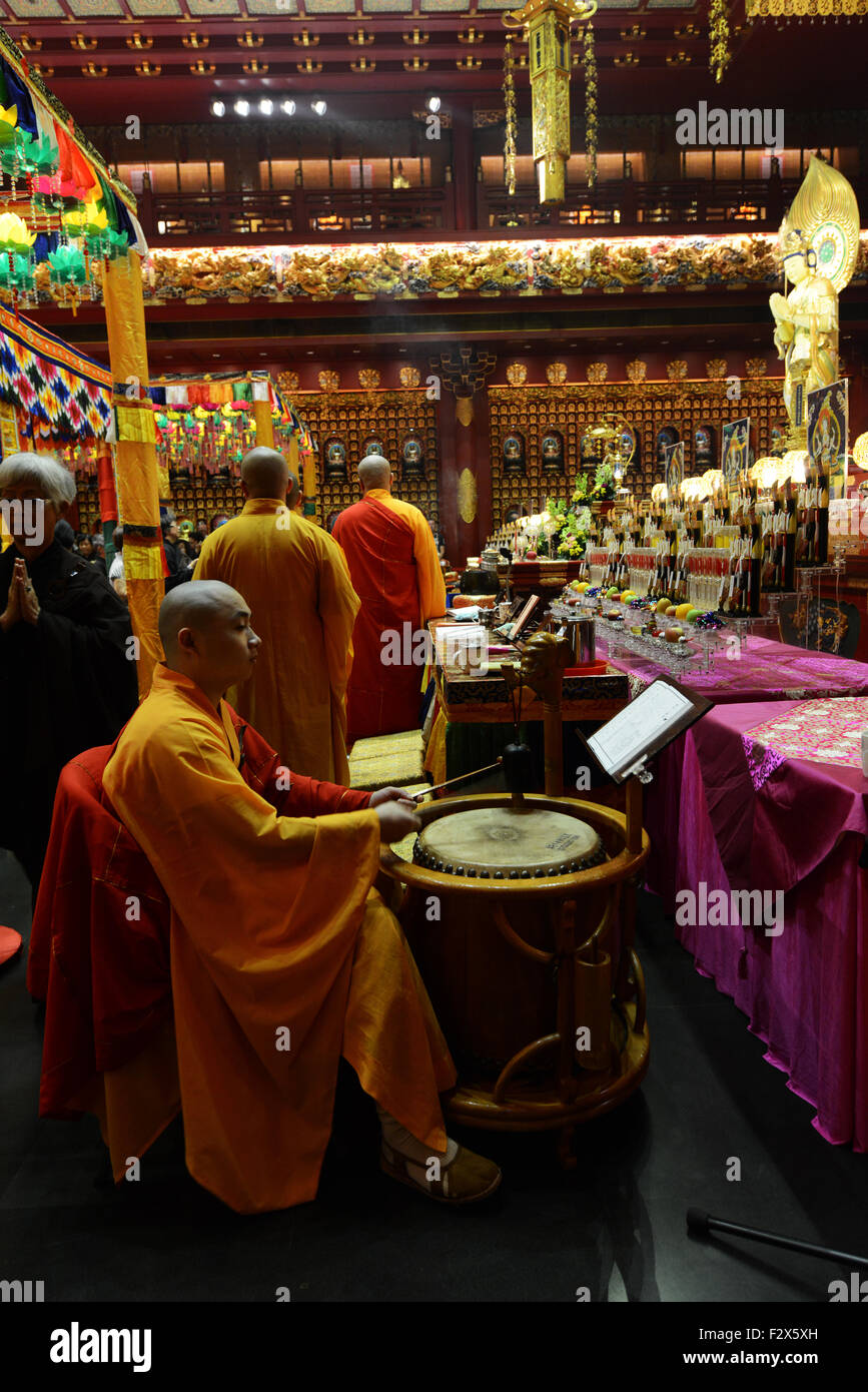 Cerimonia buddista e preghiere all'interno del Dente del Buddha reliquia tempio in Chinatown, Singapore. Foto Stock