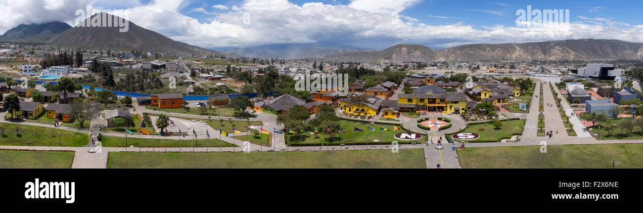 Vista dalla cima della Mitad del Mundo monumento, vicino a Quito, Ecuador Foto Stock