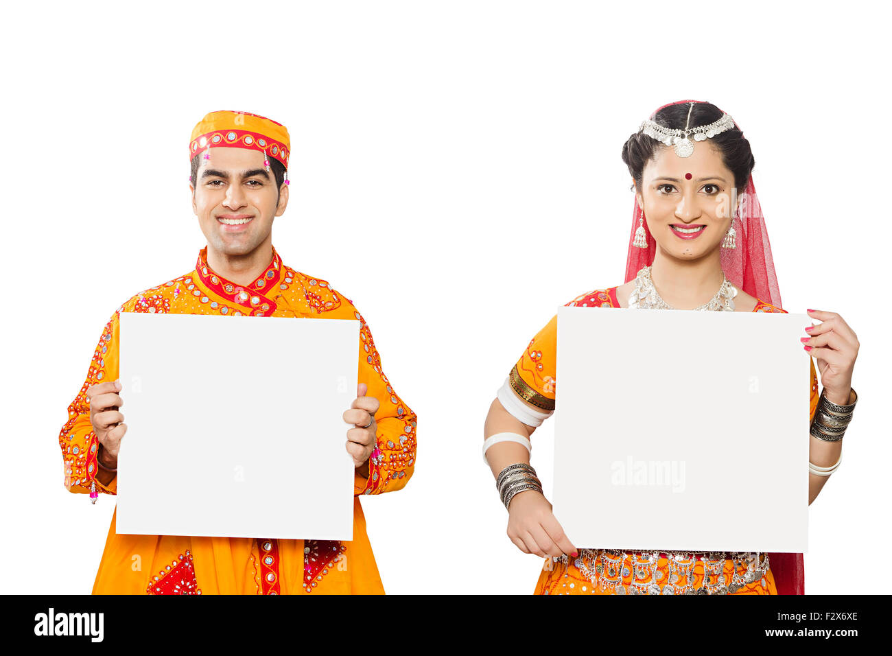 2 del Rajasthan indiano coppia sposata che mostra una coppia sposata Foto Stock