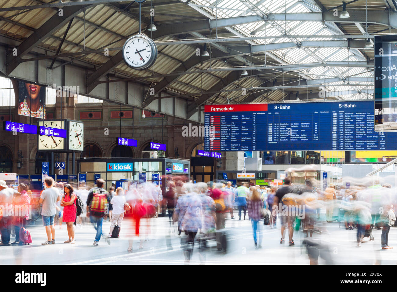 La Svizzera, viaggiatori a occupato la stazione principale di Zurigo Foto Stock