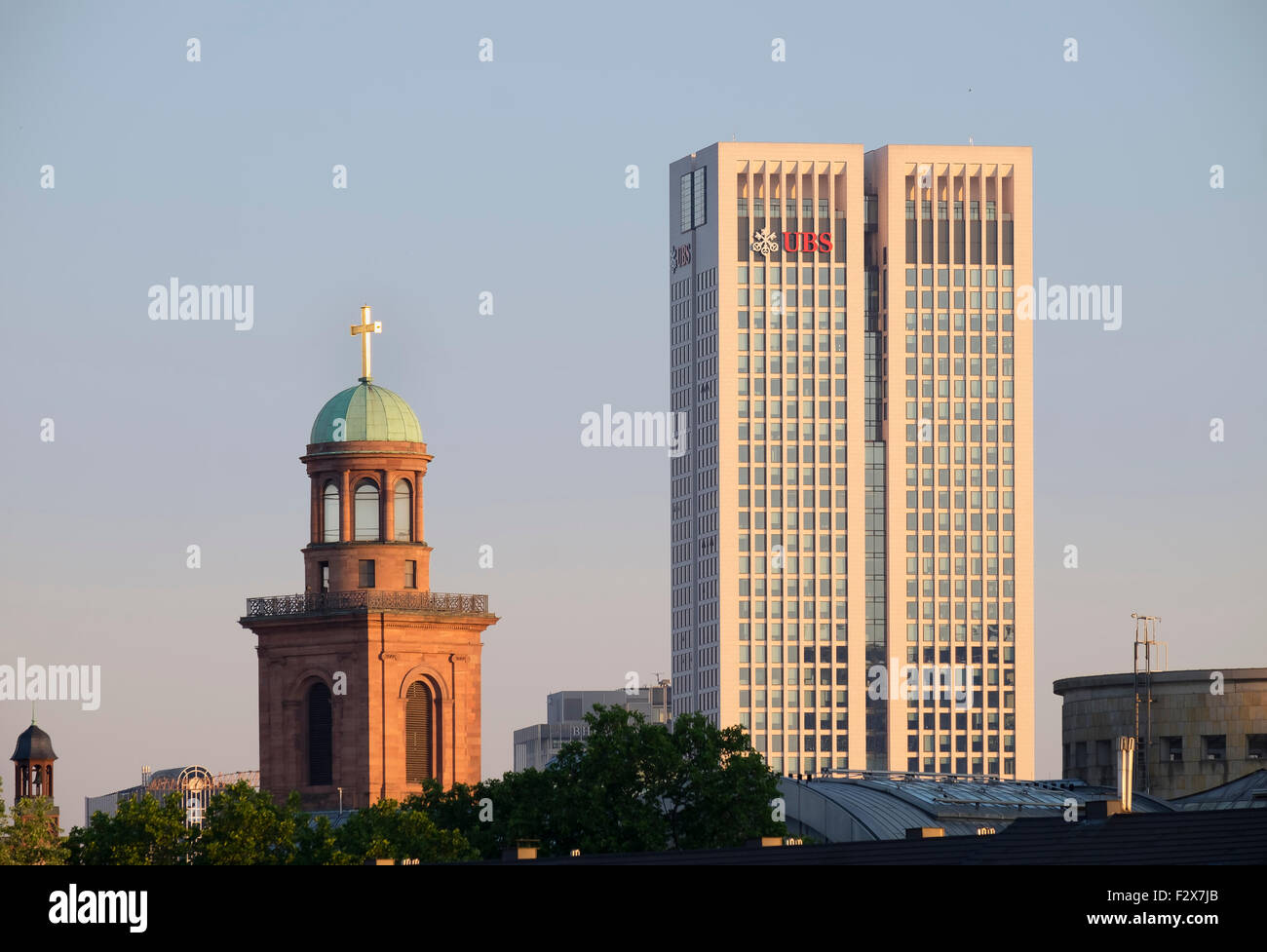 Germania, Hesse, Francoforte, la chiesa di St Paul e la torre di Opera con il logo UBS Foto Stock