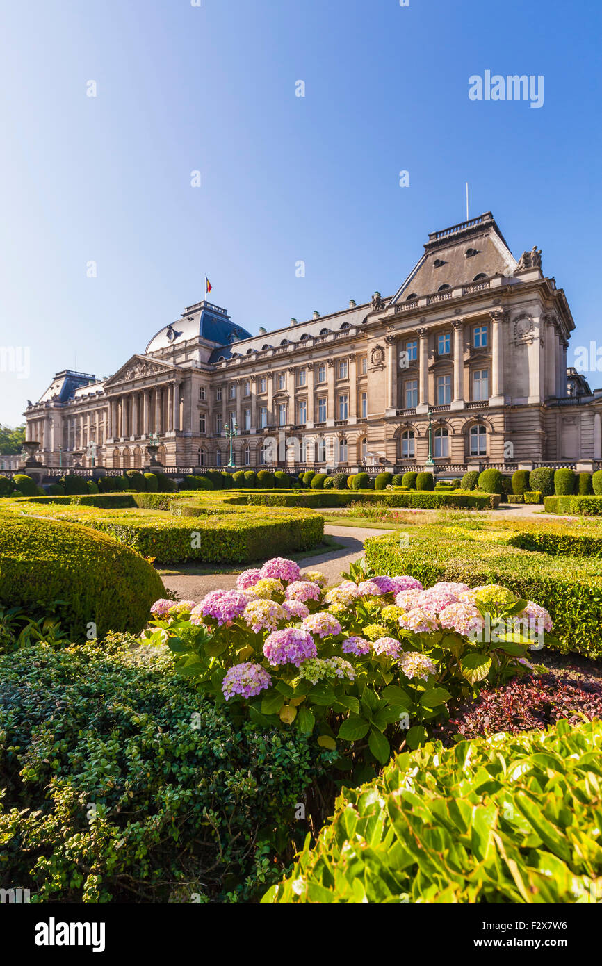 Il Belgio, Bruxelles, vista al Palais du Roi con giardino in primo piano Foto Stock
