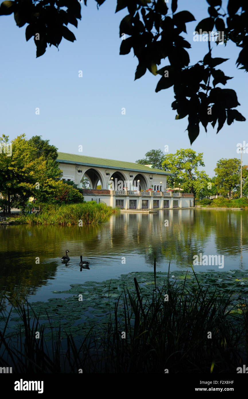 Il Boathouse e musica corte in Humboldt Park. Chicago Park District struttura. (Progettata da Schmidt, giardino e Martin) Foto Stock