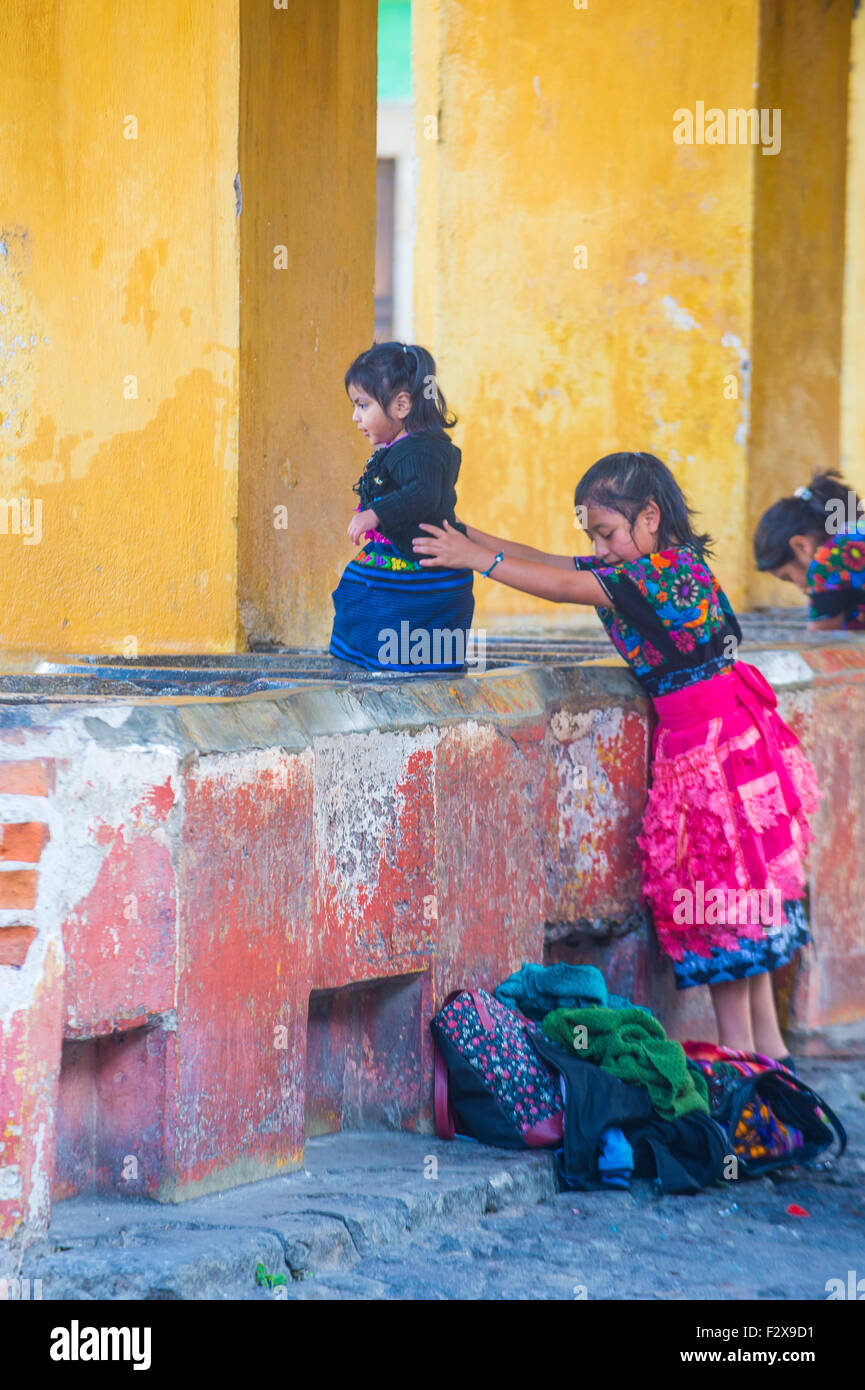 Donna guatemalteca lavare la biancheria in una strada tradizionale facilità di lavaggio Antigua, Guatemala Foto Stock