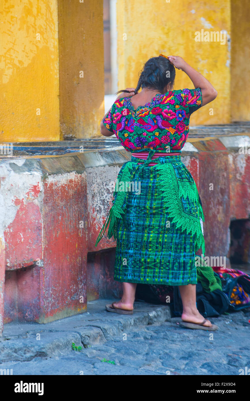 Donna guatemalteca lavare la biancheria in una strada tradizionale facilità di lavaggio Antigua, Guatemala Foto Stock
