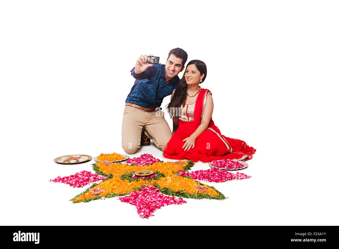 2 indian coppia sposata Diwali Festival Progettazione Rangoli e telecamera facendo clic selfie foto Foto Stock