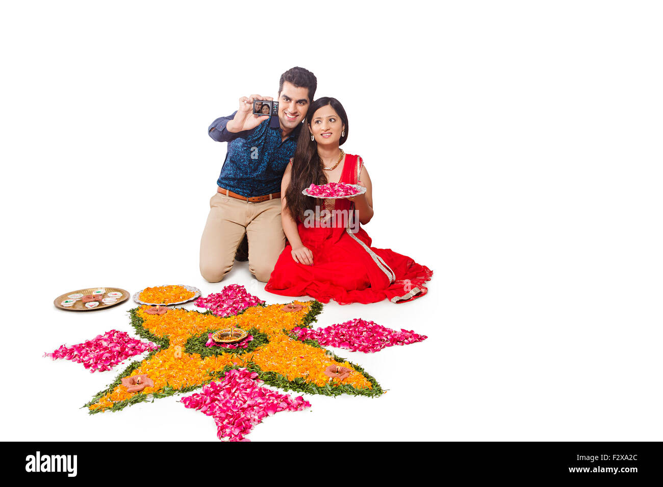 2 indian coppia sposata Diwali Festival Progettazione Rangoli e telecamera facendo clic selfie foto Foto Stock