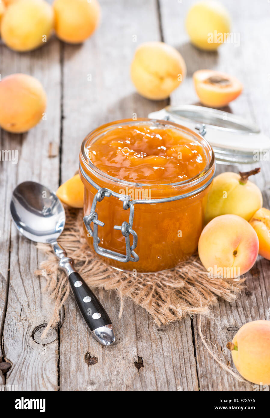 Porzione di marmellata di albicocche fatta in casa su sfondo di legno Foto Stock