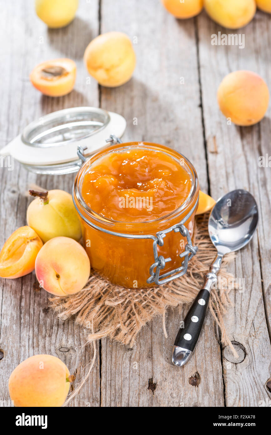 Porzione di fresche fatte marmellata di albicocche (close-up shot) Foto Stock