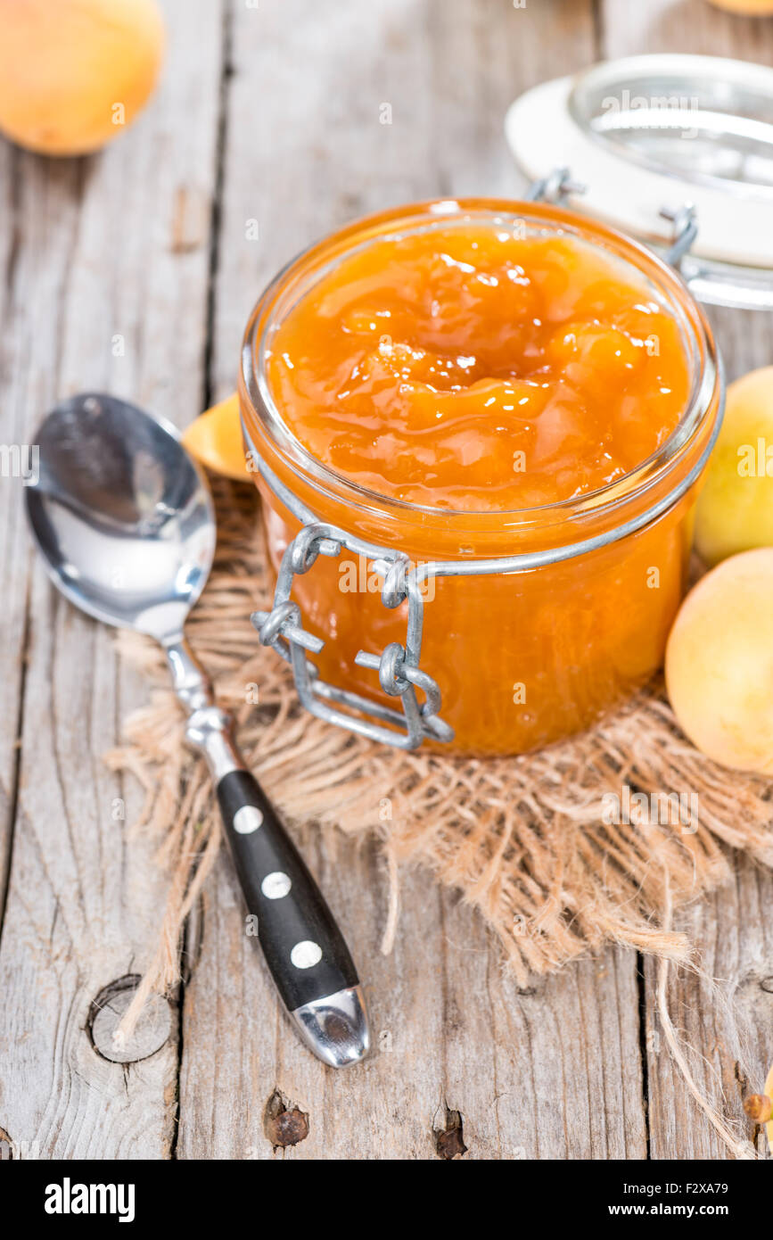 Porzione di marmellata di albicocche fatta in casa su sfondo di legno Foto Stock