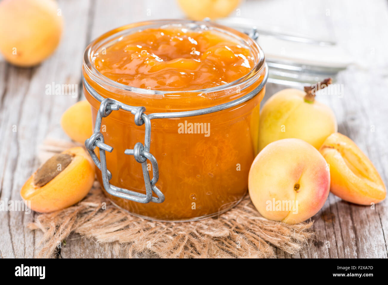 Porzione di fresche fatte marmellata di albicocche (close-up shot) Foto Stock