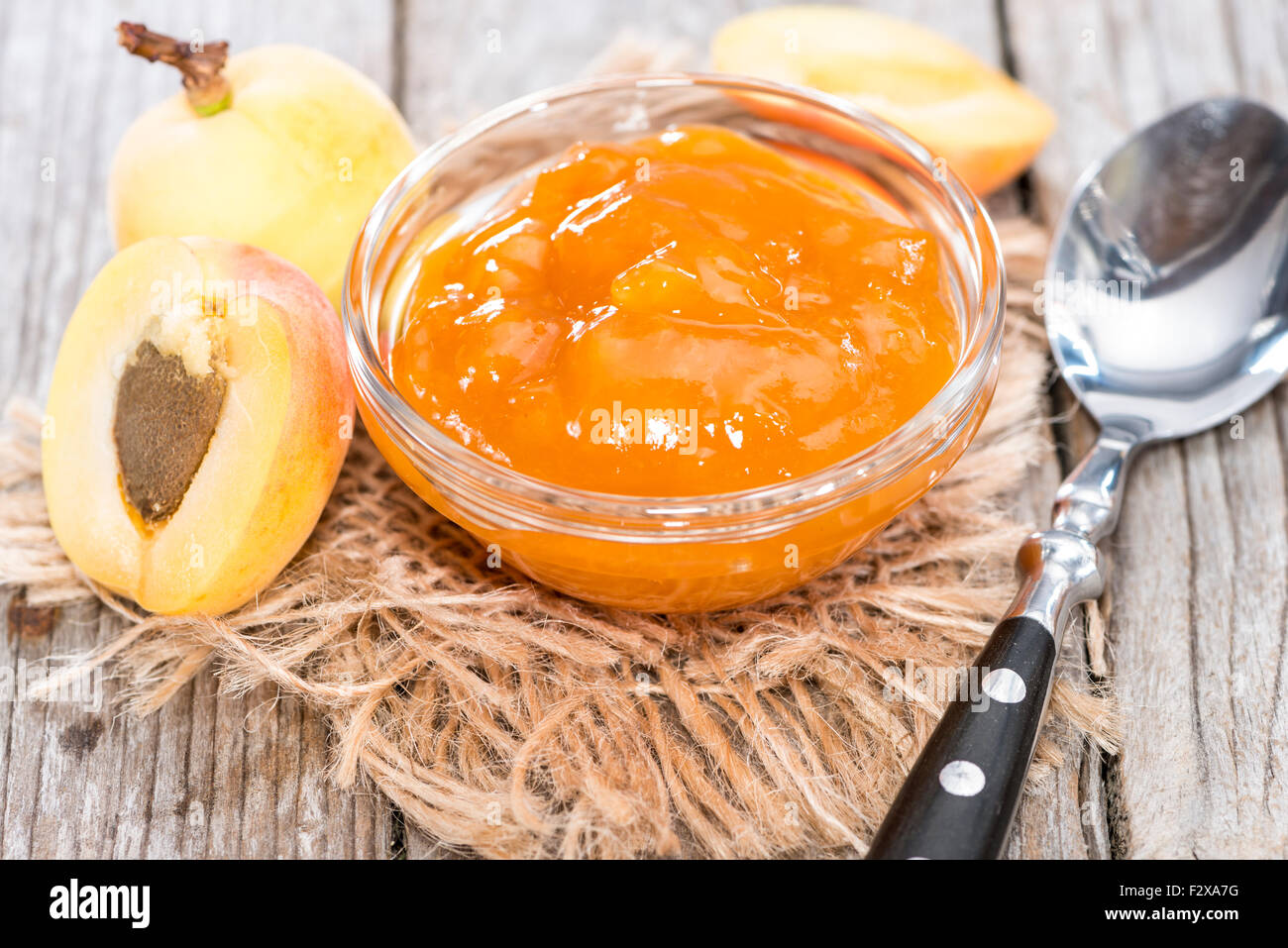 Fatta fresca marmellata di albicocche su weathered tavolo in legno Foto Stock