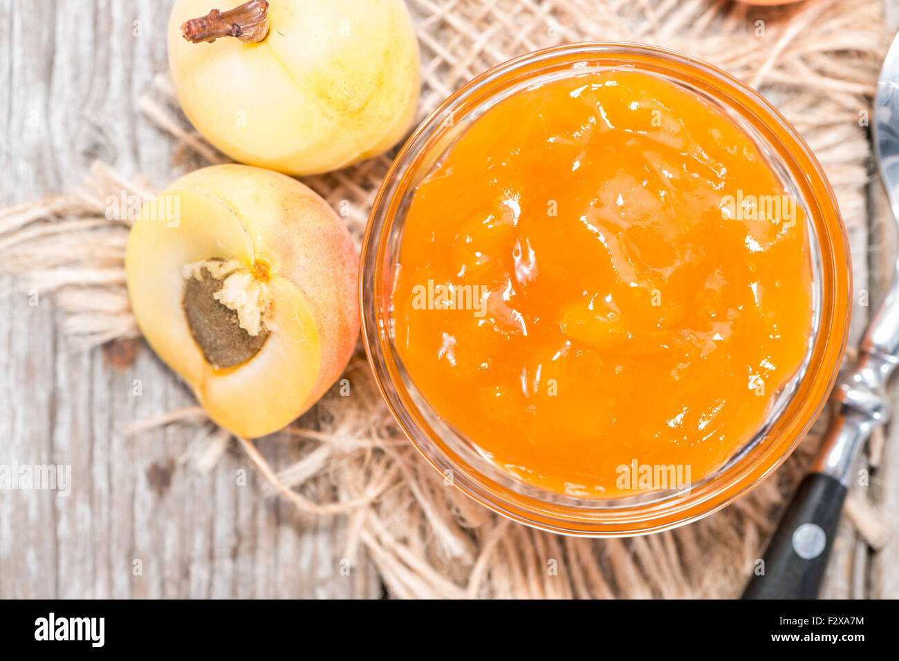 Porzione di fresche fatte marmellata di albicocche (close-up shot) Foto Stock