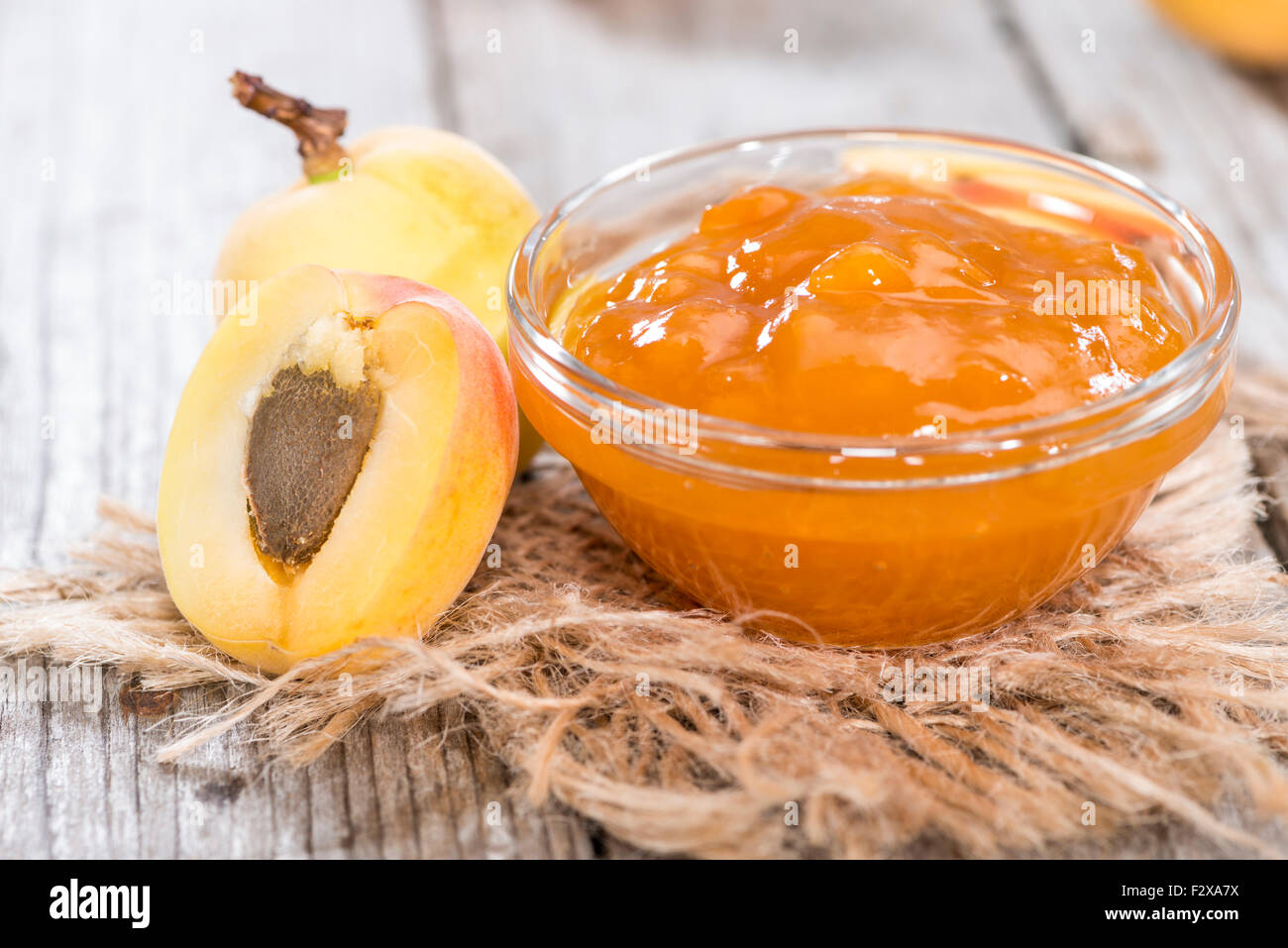 Fatta fresca marmellata di albicocche su weathered tavolo in legno Foto Stock