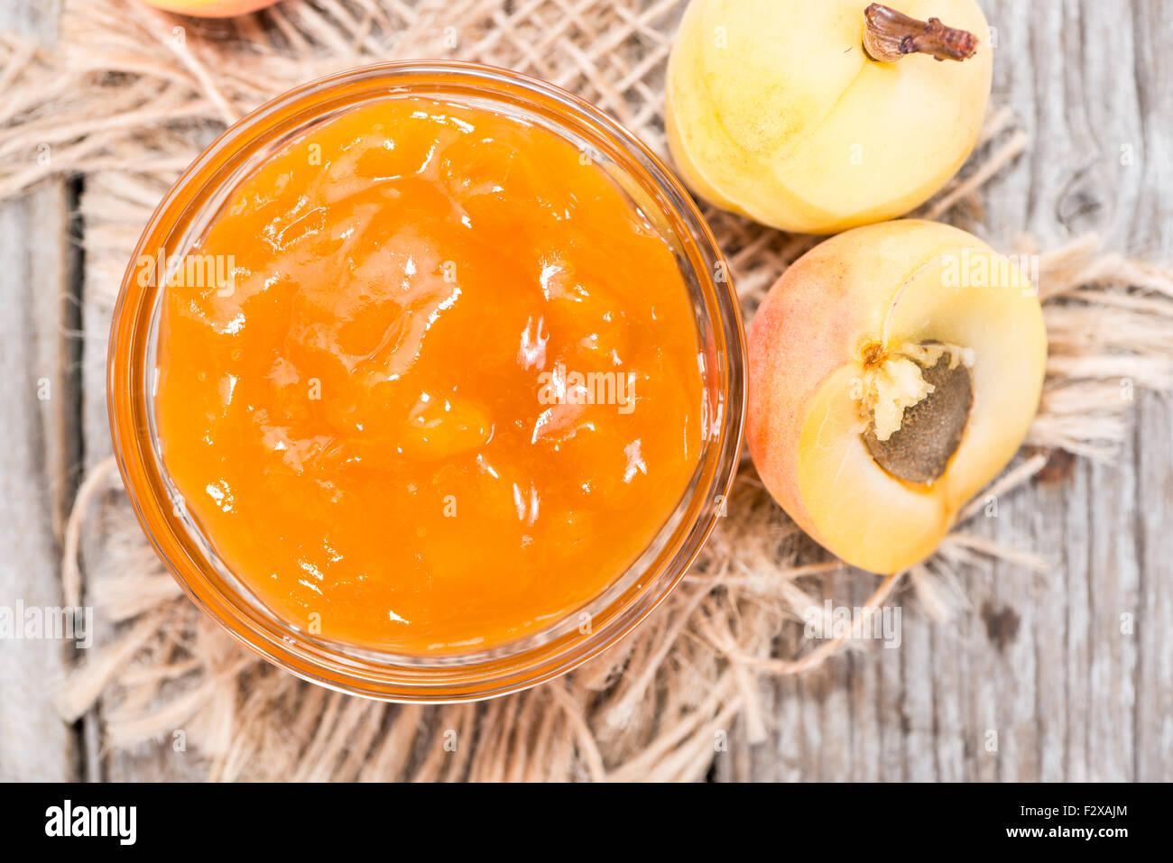 Porzione di fresche fatte marmellata di albicocche (close-up shot) Foto Stock