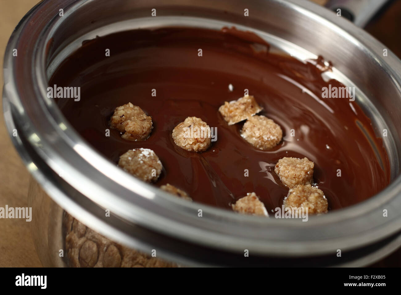 Rendendo pralina (scatola di cioccolatini con il dado riempimento) Foto Stock