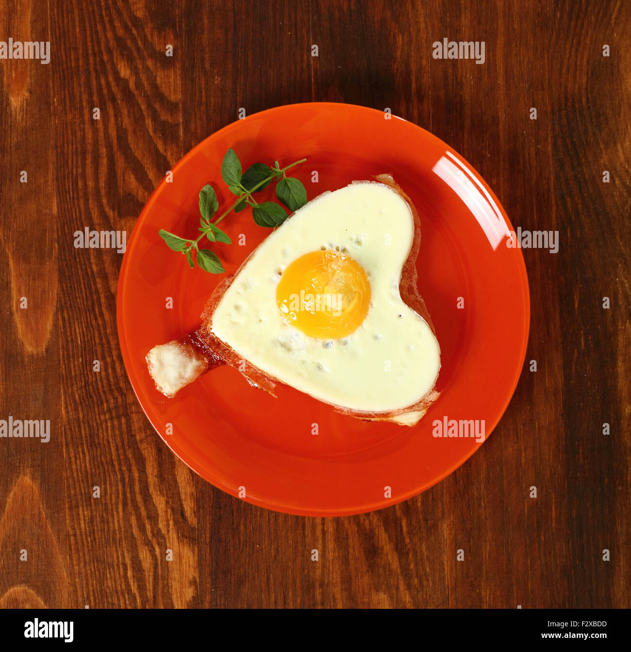 Uovo fritto Sunny Side fino a forma di cuore Foto Stock
