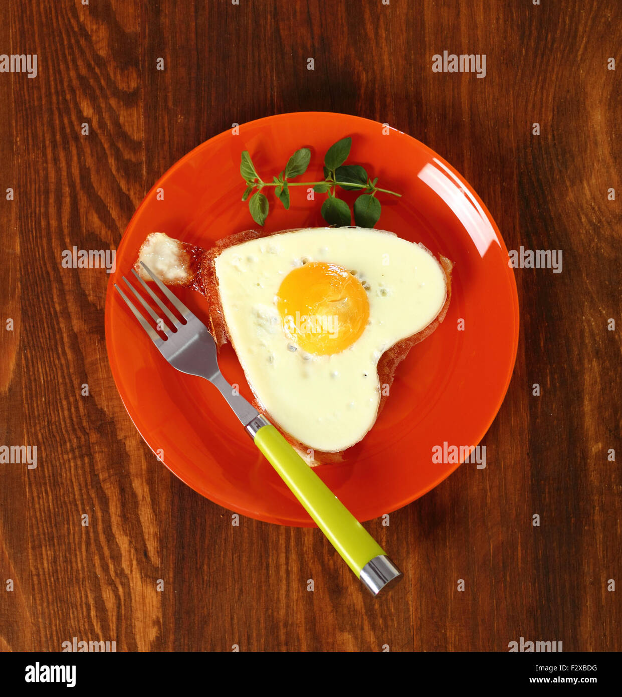 Uovo fritto Sunny Side fino a forma di cuore Foto Stock