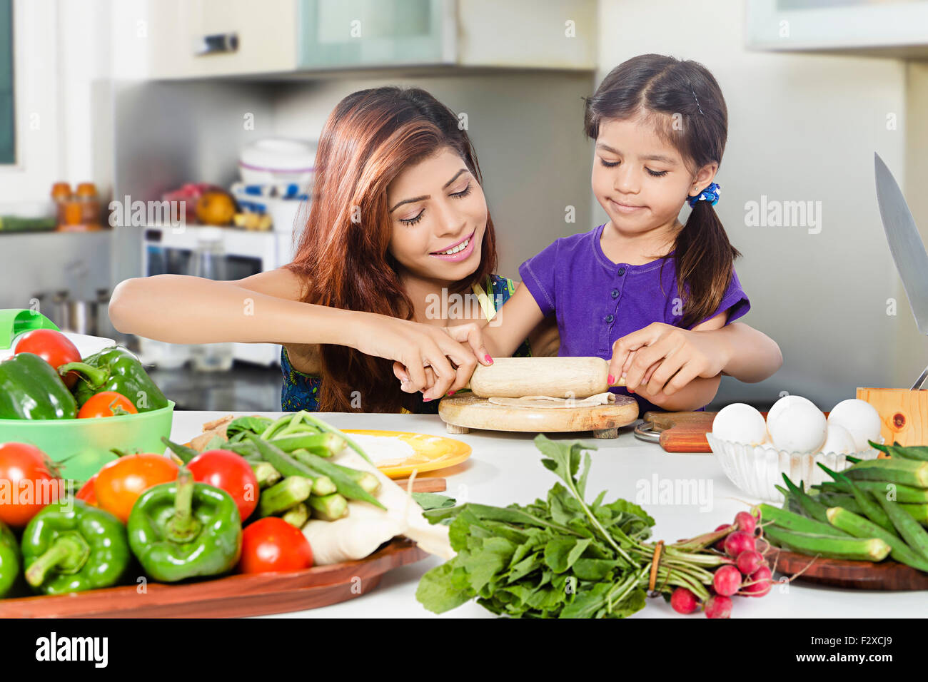 2 indian madre e figlia di capretto Cucina Cucina Foto Stock