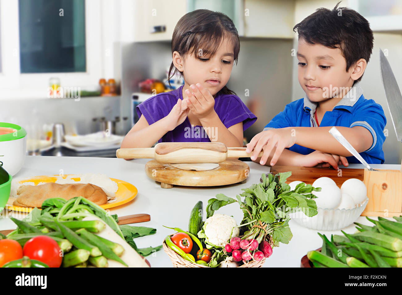 2 bambini indiani un ragazzo e una ragazza Cucina Cucina Preparazione Foto Stock