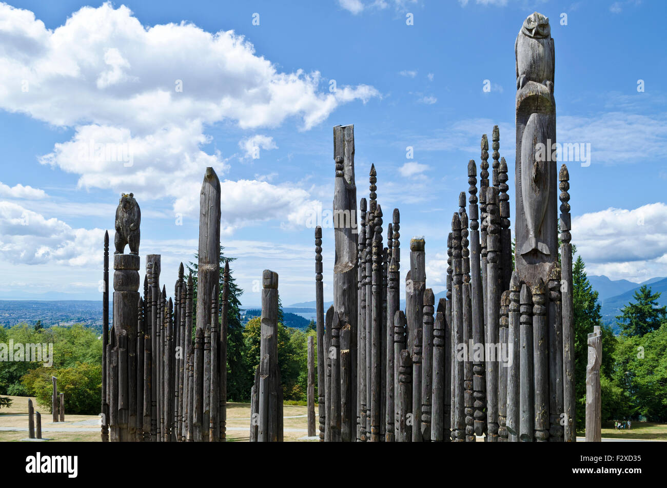 Totem in legno giapponese nativo (Ainu) con figure di orso e gufo al Burnaby Mountain Park a Burnaby, British Columbia (Greater Vancouver) Foto Stock