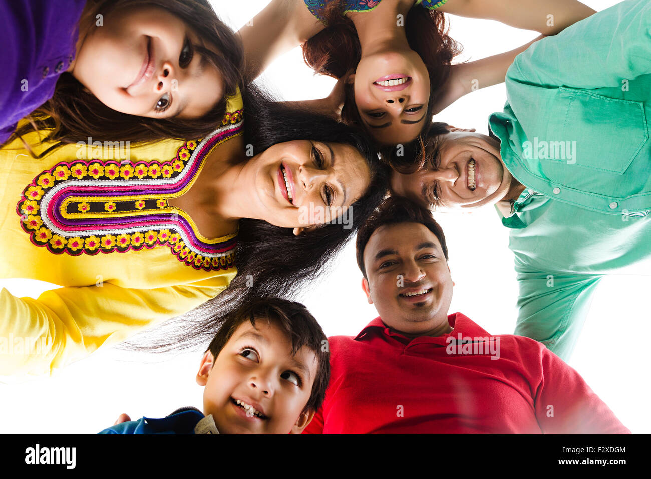Gruppo indiano famiglia comune Huddle Round Foto Stock