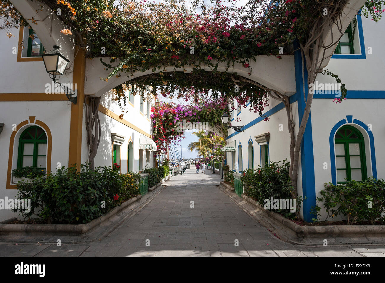 Tipico vicolo decorato con fiori, Puerto de Mogan, Gran Canaria Isole Canarie Spagna Foto Stock