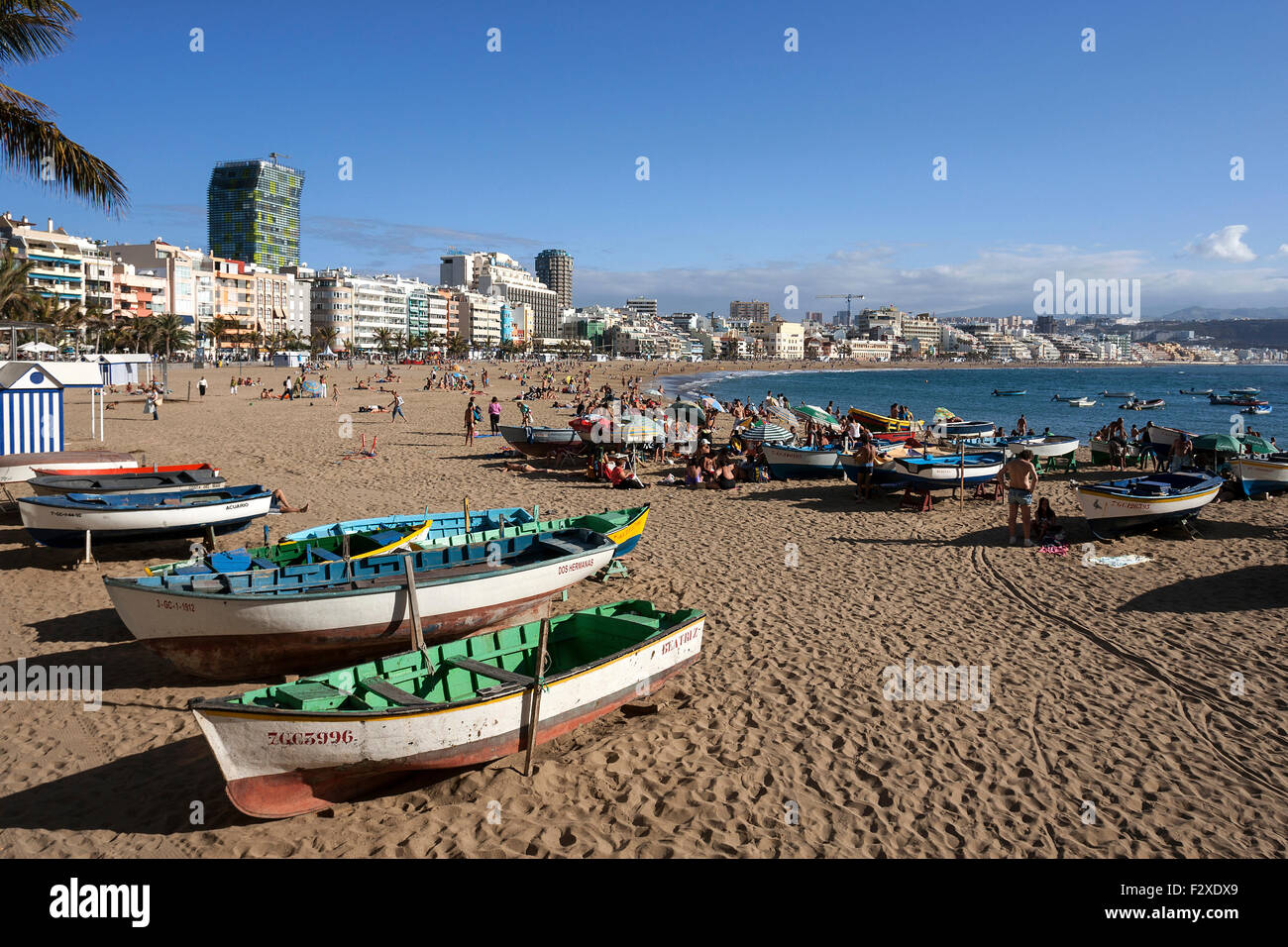 Colorate barche di legno a Playa de las canteras, Las Palmas di Gran Canaria Isole Canarie Spagna Foto Stock