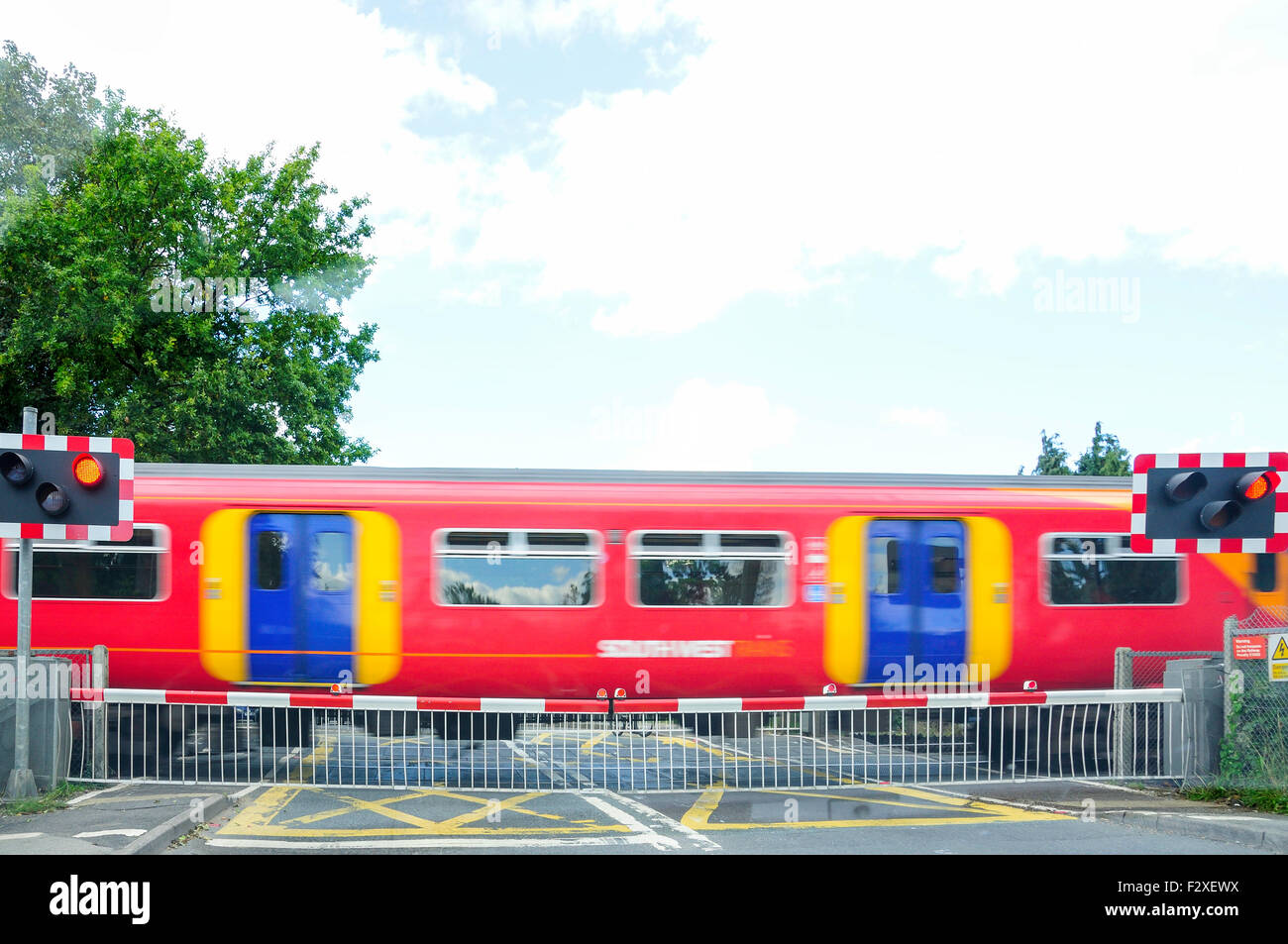 Sud Ovest treno passa street attraversamento, Datchet, Buckinghamshire, Inghilterra, Regno Unito Foto Stock