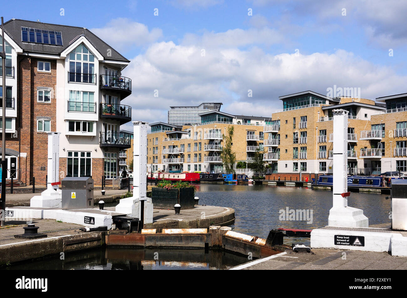 Appartamenti moderni, Brentford Lock, Brentford, London Borough di Hounslow, Greater London, England, Regno Unito Foto Stock